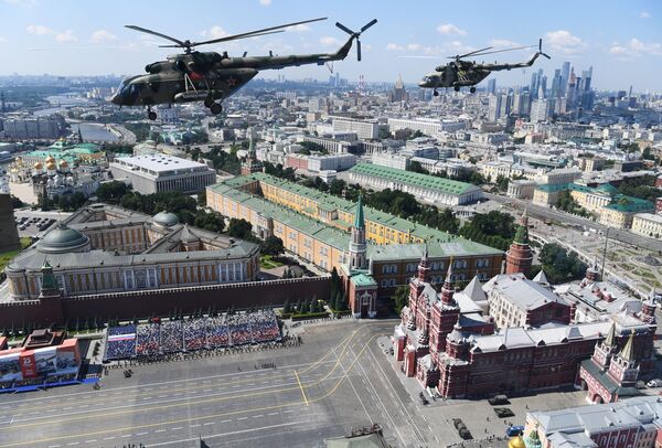 Над Красной площадью пролетели многоцелевые вертолеты Ми-8

 - Sputnik Грузия