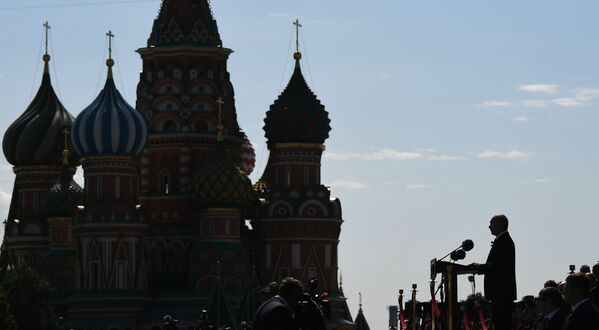 Верховный главнокомандующий вооруженными силами РФ Владимир Путин обратился к участникам парада и зрителям с проникновенной речью

 - Sputnik Грузия