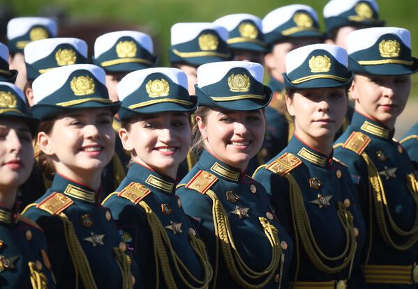 В парадных расчетах по Красной площади прошли и представительницы прекрасного пола, которые тоже служат в российской армии

 - Sputnik Грузия