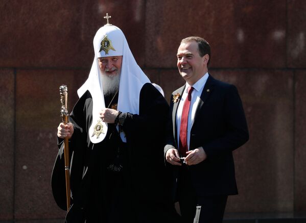 На параде Победы также присутствовали заместитель председателя Совета безопасности РФ Дмитрий Медведев и патриарх Московский и всея Руси Кирилл 

 - Sputnik Грузия