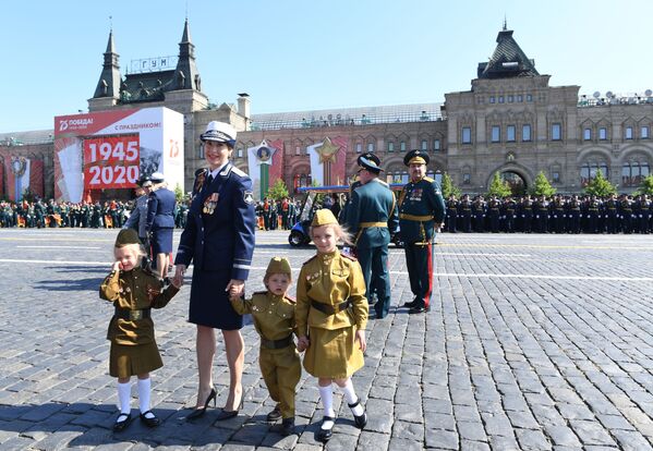 На парад многие москвичи пришли семьями, вместе с детьми

 - Sputnik Грузия