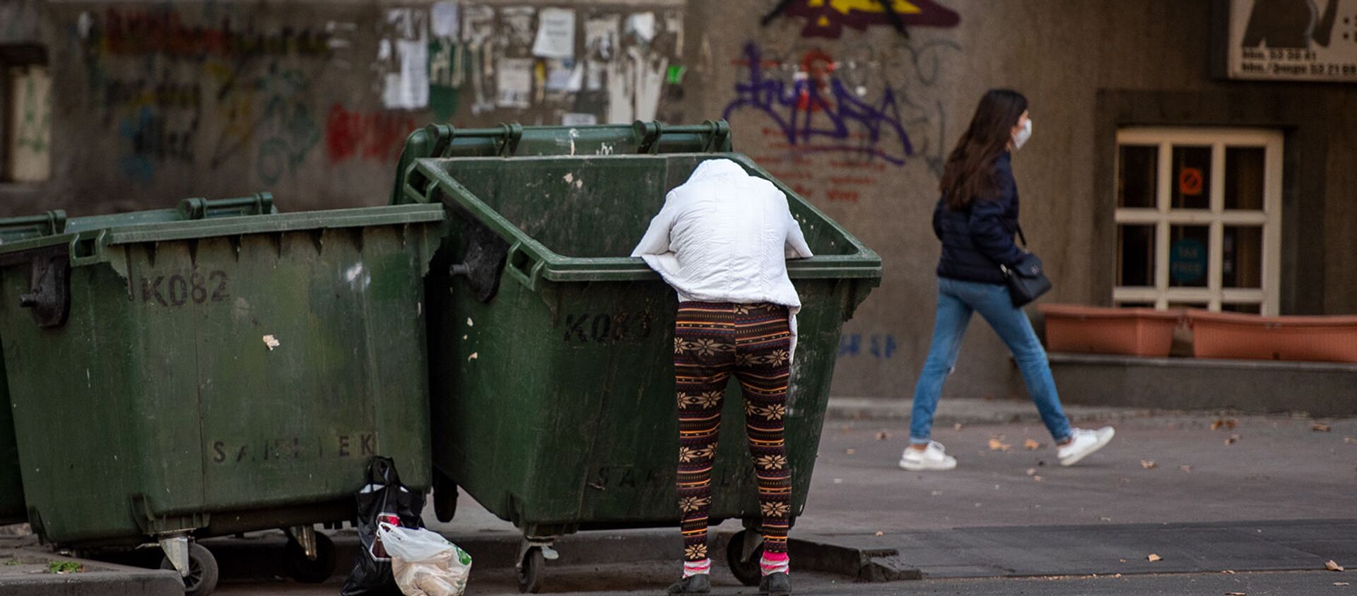 Женщина копошится в мусорном баке - Sputnik Грузия, 1920, 25.06.2020