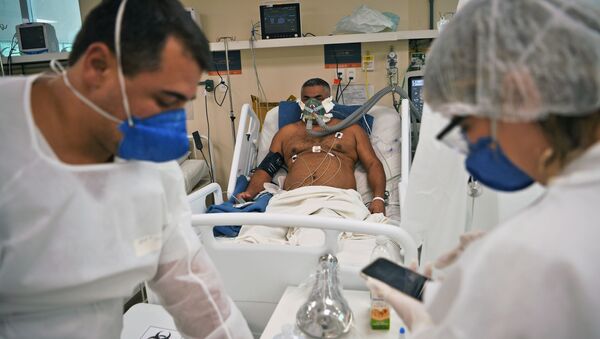 Пациент с COVID-19 проходит лечение в больнице Океанико в Нитерой, Рио-де-Жанейро - Sputnik Грузия