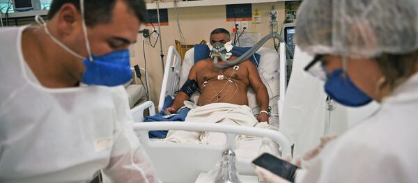 Пациент с COVID-19 проходит лечение в больнице Океанико в Нитерой, Рио-де-Жанейро - Sputnik Грузия