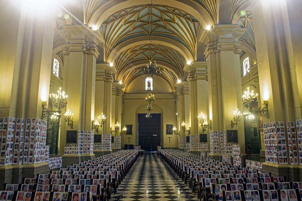Портреты 5 000 умерших от коронавируса в соборе Лимы в Перу - Sputnik Грузия