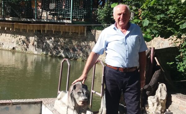 საკუთარი ტბა ეზოში და პირობა, რომელსაც ასრულებ, ანუ არ შეგშურდეს, ამირან! საკუთარი ტბა ეზოში და პირობა, რომელსაც ასრულებ, ანუ არ შეგშურდეს, ამირან! - Sputnik საქართველო