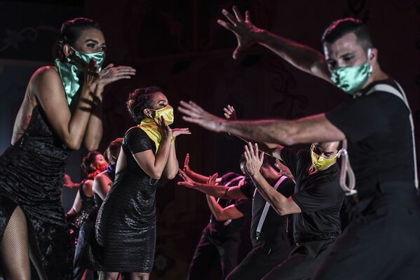 Танцоры в защитных масках выступают на XIV Международном фестивале танго в музее Метрополитен в Колумбии - Sputnik Грузия