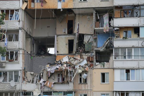 Жилой девятиэтажный дом в Киеве, где произошел взрыв бытового газа, в результате которого разрушены межэтажные перекрытия четырех этажей - Sputnik Грузия