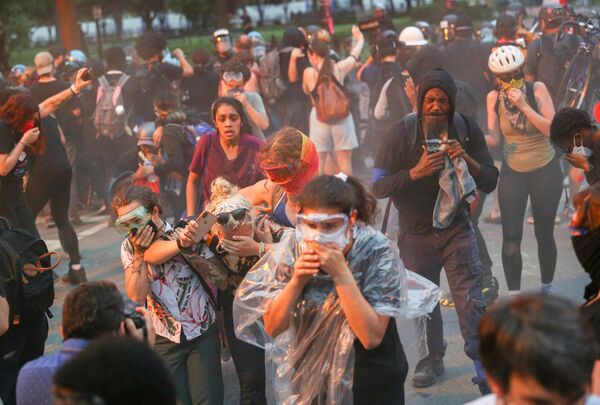 Протесты против расового неравенства продолжаются по всей Америке. На фото изображены демонстранты, убегающие от полиции в Вашингтоне - Sputnik Грузия