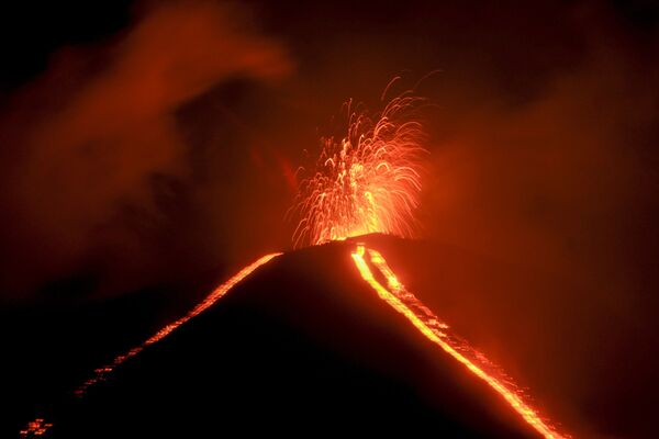 Пакая - действующий вулкан на территории Гватемалы. Высота над уровнем моря - 2552 метра. Находится к югу от столицы страны города Гватемала, у побережья озера Аматитлан - Sputnik Грузия