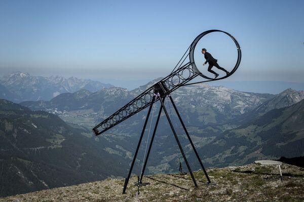 Акробат Рамон Катринер исполнил серию трюков внутри вращающегося металлического маятника в девять метров высотой над пропастью в Швейцарских Альпах - Sputnik Грузия
