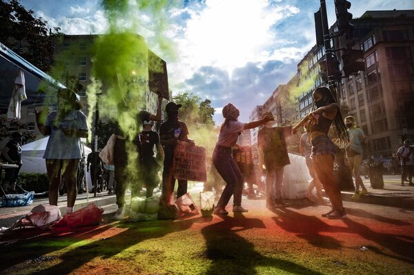 Демонстранты бросаются цветным порошком на акции протеста против расовой дискриминации в Вашингтоне - Sputnik Грузия