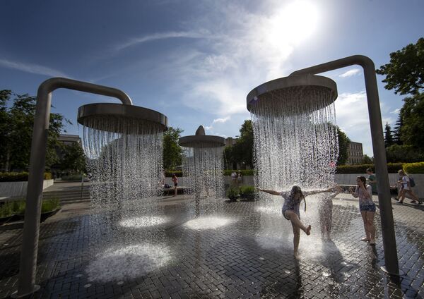 Дети играют в фонтане во время жары в Вильнюсе - Sputnik Грузия