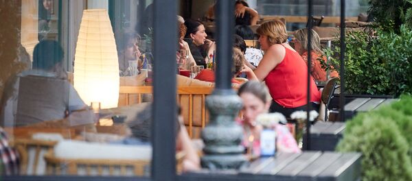 Посетители в одном из ресторанов столицы Грузии сидят за столиками на улице - Sputnik Грузия