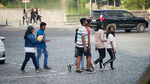 Молодежь - студенты из Индии идут по грузинской столице - Sputnik Грузия