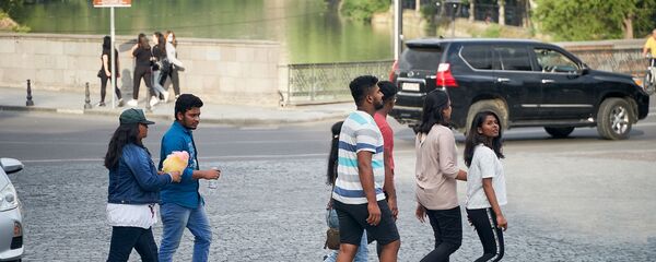 Молодежь - студенты из Индии идут по грузинской столице - Sputnik Грузия