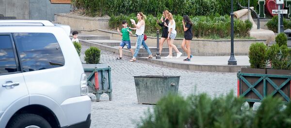 Группа людей идут по площади Вахтанга Горгасали. Мейдан - Sputnik Грузия