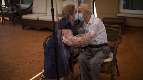 Агустина Канамеро, 81 год, и Паскуаль Перес, 84 года, обнимаются через экран в доме престарелых в Барселоне, Испания - Sputnik Грузия