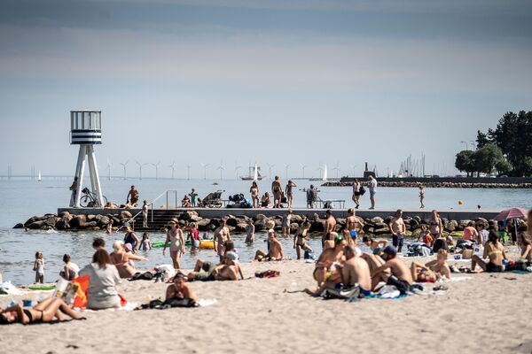 Люди наслаждаются жаркой погодой на пляже Бельвю к северу от Копенгагена - Sputnik Грузия