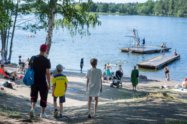 Люди отдыхают на озере Маларен в Стокгольме - Sputnik Грузия