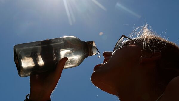 Женщина пьет воду в парке - Sputnik Грузия