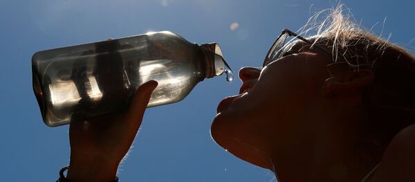 Женщина пьет воду в парке - Sputnik Грузия