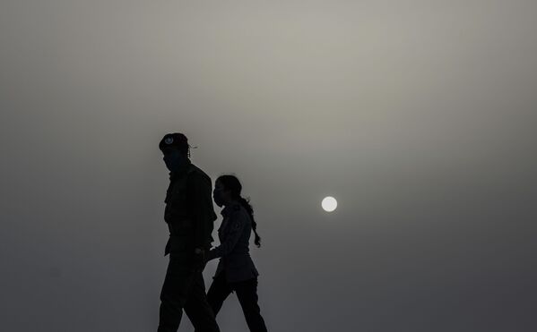 Полицейские в масках в окружении пыли и песка из Сахары в Гаване  - Sputnik Грузия