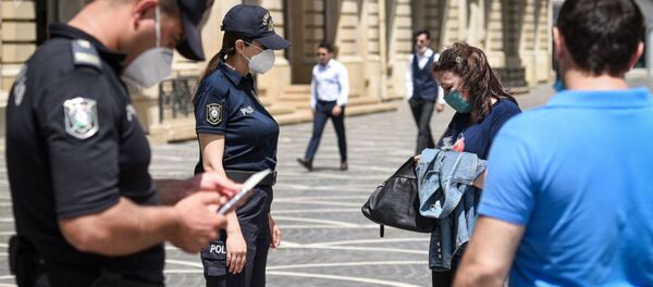 Сотрудники полиции Азербайджана проверяют разрешения выхода на улицу - Sputnik Грузия