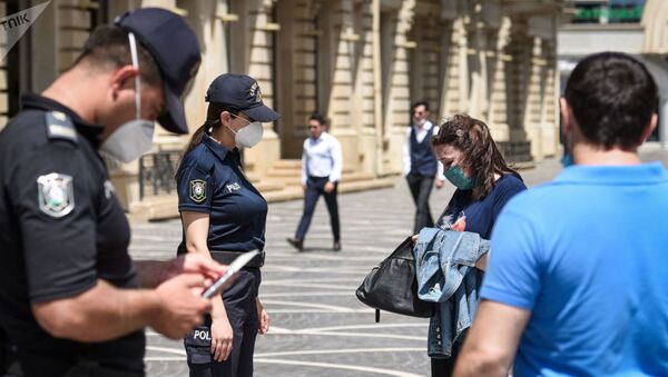 Сотрудники полиции Азербайджана проверяют разрешения выхода на улицу - Sputnik Грузия