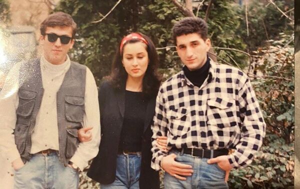 Тина Канделаки с друзьями в юности. Фото из личного архива - Sputnik Грузия