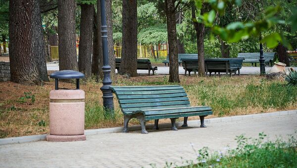 Парк Мтацминда. Пустые аллеи и скамейки утром без посетителей - Sputnik Грузия
