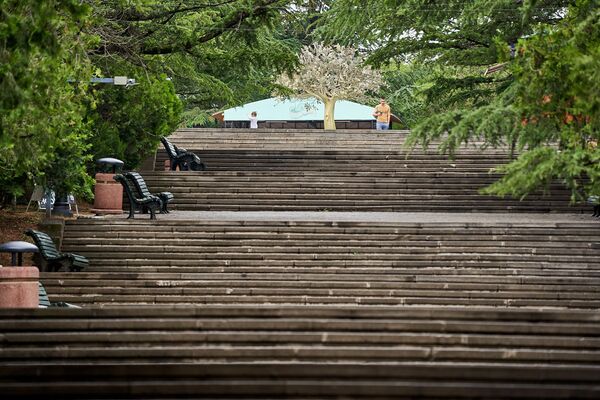 До середины дня в парке Мтацминда практически никого нет. На фото - лестницы, ведущие от главного ресторана и станции фуникулера к фонтану в центре парка - Sputnik Грузия
