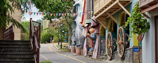 Парк Мтацминда. Кафе и рестораны утром еще закрыты. На аллеях парка до середины дня практически нет посетителей - Sputnik Грузия