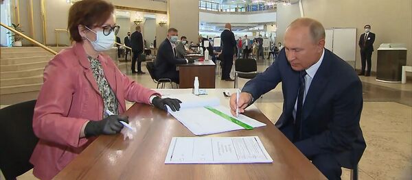 Как Путин проголосовал по поправкам к Конституции России - видео - Sputnik Грузия