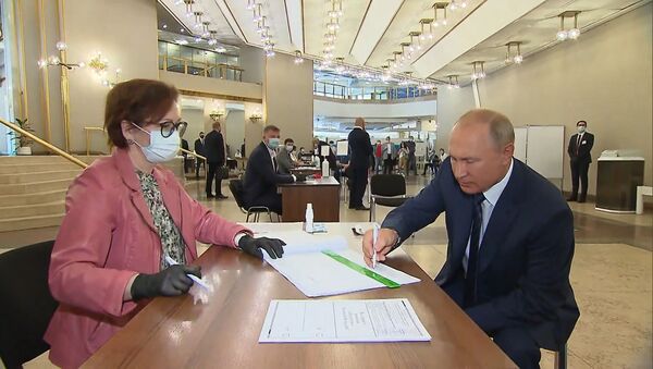 Как Путин проголосовал по поправкам к Конституции России - видео - Sputnik Грузия
