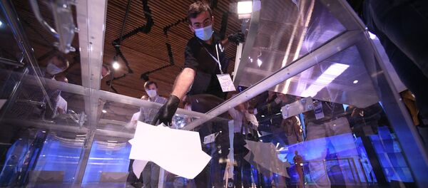 Подсчет голосов по итогам голосования по поправкам в Конституцию РФ - Sputnik Грузия