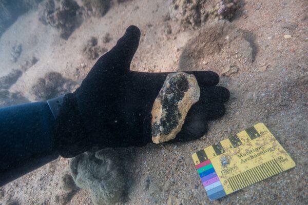 Первый объект расположен на мысе Брюгьер на глубине 2,4 метра. Ученые заметили сотни артефактов, в том числе шлифовальные камни аборигенов - Sputnik Грузия