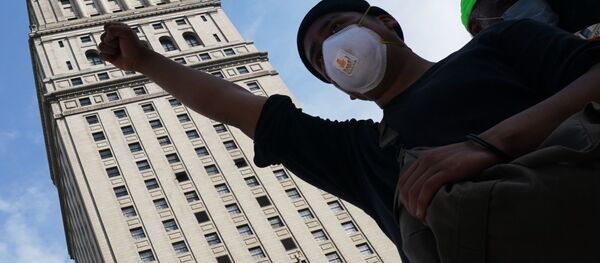 Участники протеста, вызванного смертью афроамериканца Джорджа Флойда, на одной из улиц Нью-Йорка - Sputnik Грузия