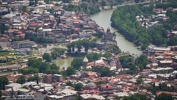 Вид на город Тбилиси в июле. Районы Авлабари и Абанотубани - вид на квартал Метехи - Sputnik Грузия