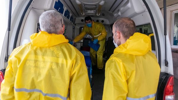 Врачи скорой помощи перед зданием медицинского центра Сурб Григор Лусаворич (2 апреля 2020). Еревaн - Sputnik Грузия