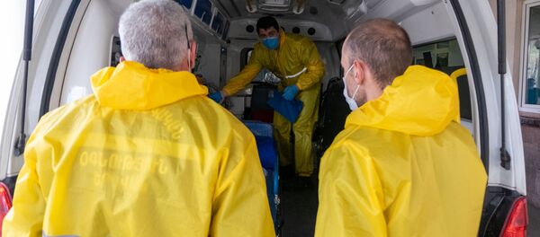 Врачи скорой помощи перед зданием медицинского центра Сурб Григор Лусаворич (2 апреля 2020). Еревaн - Sputnik Грузия