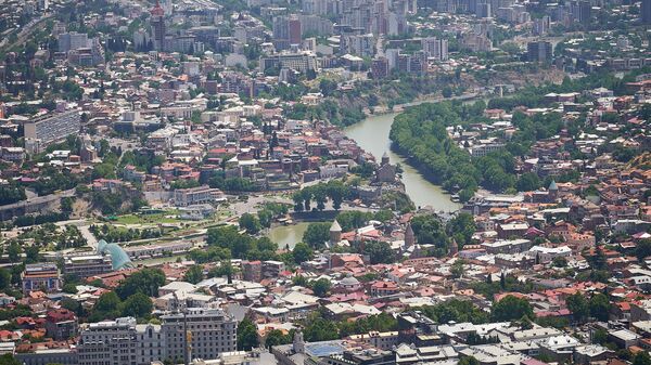 Вид на город Тбилиси в июле. Районы Авлабари, Исани, Ортачала - Sputnik Грузия