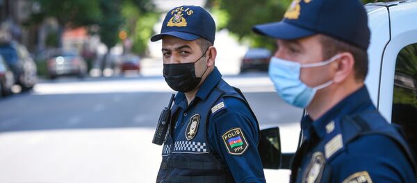 Сотрудники азербайджанской полиции в масках на одной из улиц в Баку - Sputnik Грузия