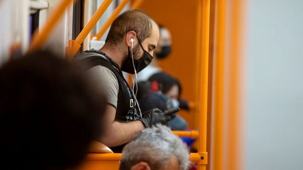 Пассажиры в масках в вагоне поезда ереванского метро - Sputnik Грузия