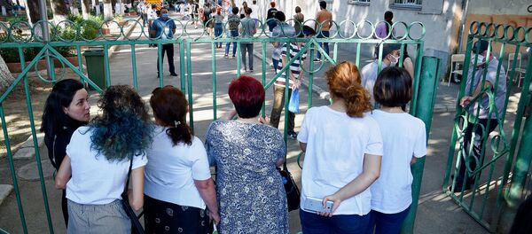 Национальный центр экзаменов. Абитуриенты и их родители в очереди Национальный центр экзаменов. Абитуриенты и их родители в очереди - Sputnik Грузия