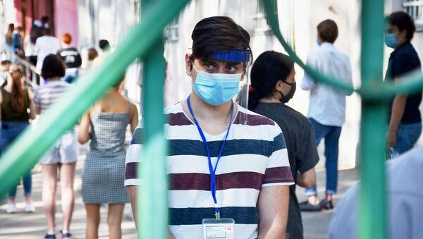 Национальный центр экзаменов. Сотрудники в масках во время пандемии коронавируса COVID 19 - Sputnik Грузия