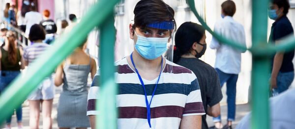 Национальный центр экзаменов. Сотрудники в масках во время пандемии коронавируса COVID 19 - Sputnik Грузия