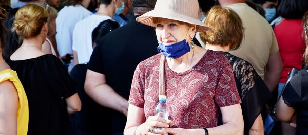 მშობლები საგამოცდო ცენტრთან მშობლები საგამოცდო ცენტრთან - Sputnik საქართველო