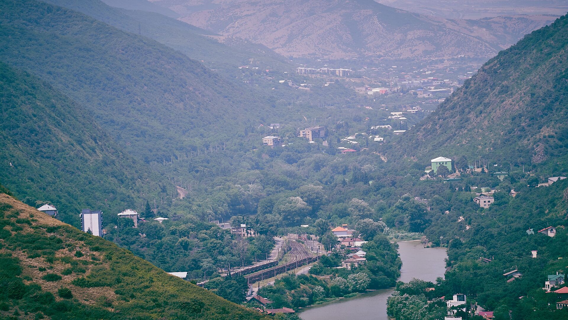 Вид на горы в регионе Мцхета Тианети со смотровой площадки у монастыря Джвари - Sputnik Грузия, 1920, 25.05.2021