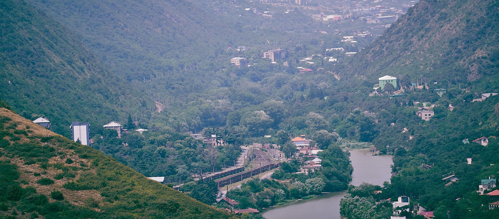 Вид на горы в регионе Мцхета Тианети со смотровой площадки у монастыря Джвари - Sputnik Грузия, 1920, 25.05.2021
